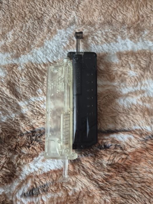 Szybkoładowarka do magazynków