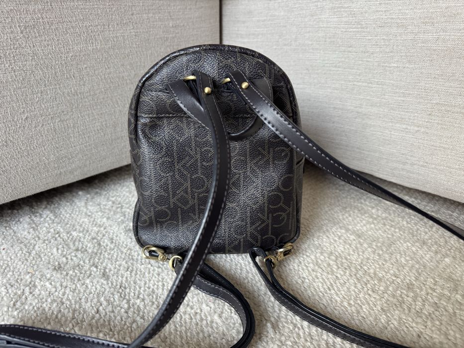 Mochila Mini Calvin Klein Monograma