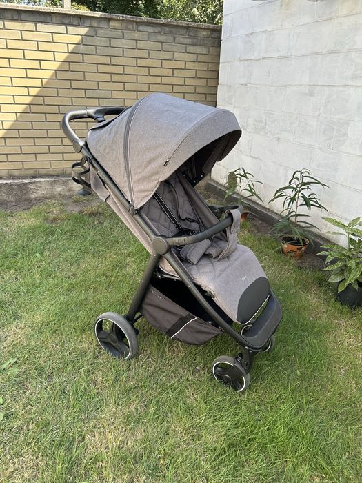 Прогулянкова коляска CARRELLO Bravo