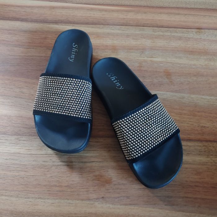 Klapki damskie czarne.