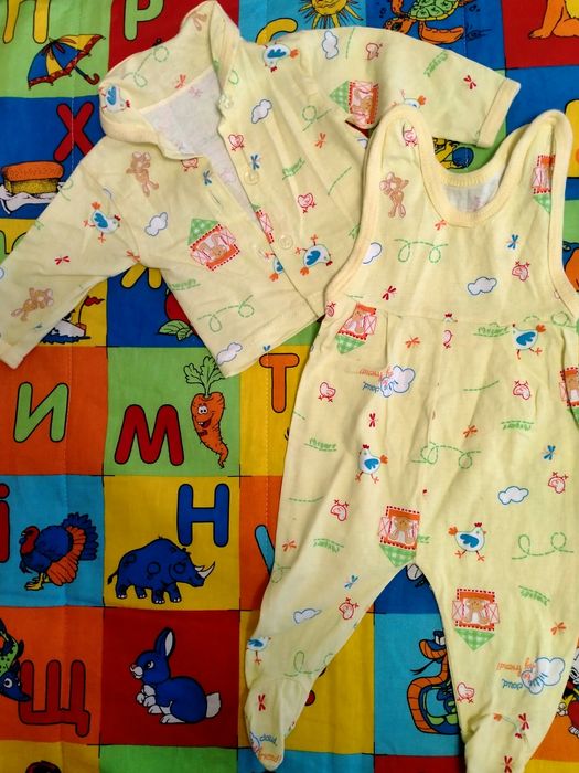 Комплект в пологовий( одяг- комбінезончик та кофтинка)