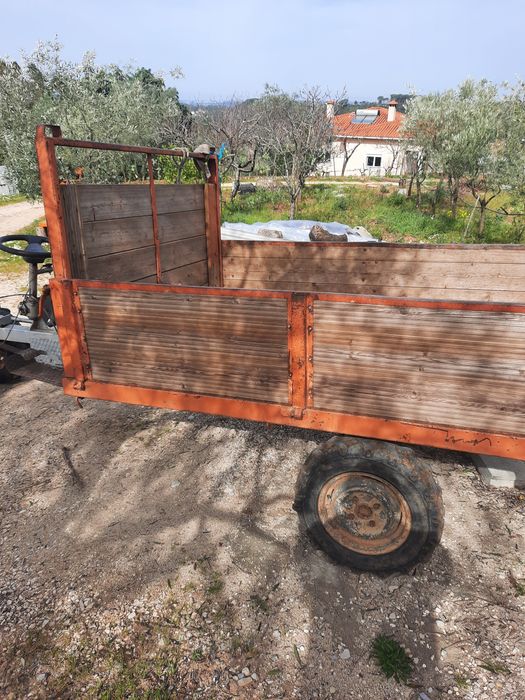 Motoenxada com motor Lombardini de 14 cavalos.