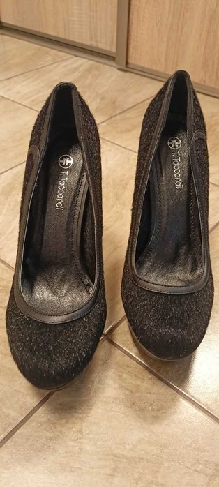 Buty, czółenka damskie czarne na wysokim obcasie.