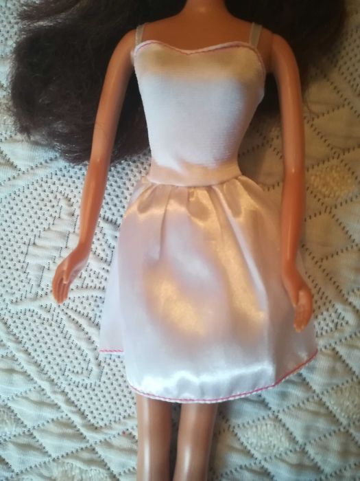 Boneca com Vestido Branco432945542779392002