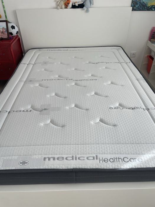 Cama branca com estrado e colchao