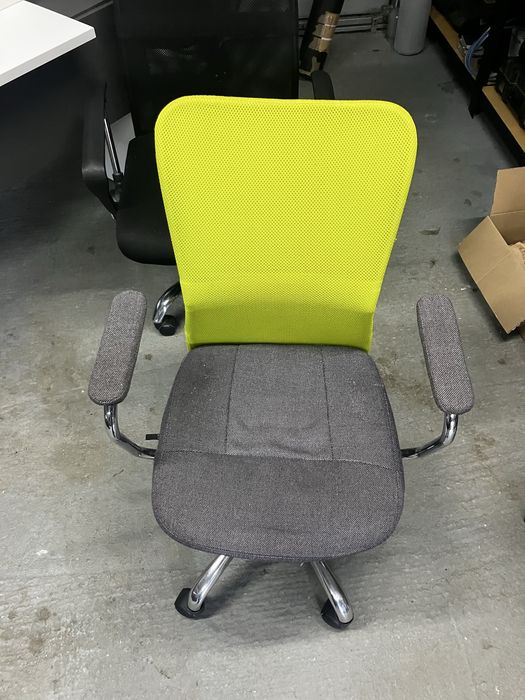 Biurko mlodziezowe, krzeslo obrotowe, lampa + kinkiet