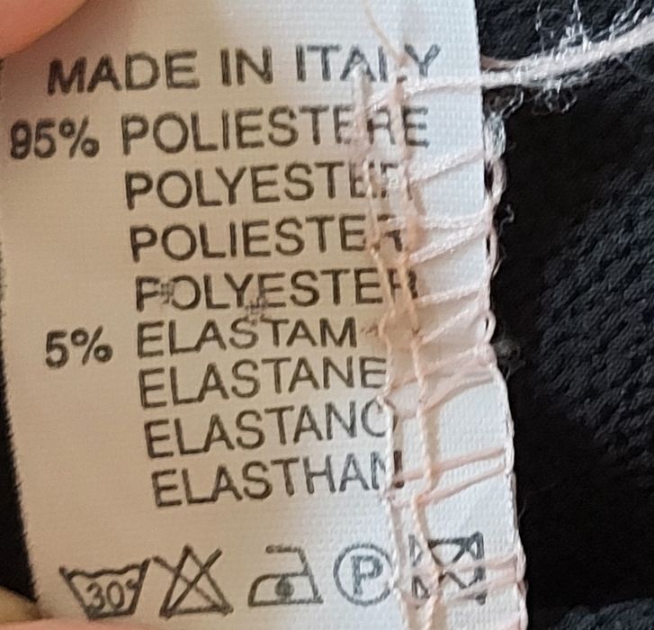 Czarna bluzka, elegancka, koronka, plisy wzdłuż bluzki,