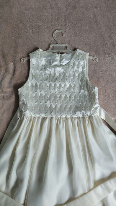 Elegancka Sukienka rozm 10 lat. Ok 134-140.