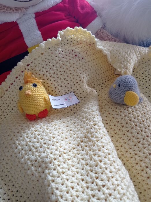 Manta para bebé com oferta de dois bonequinhos