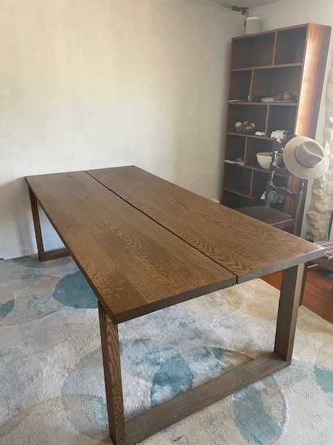 Mesa de jantar de madeira
