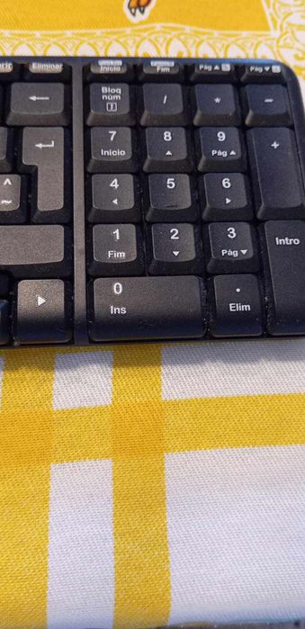 Vendo teclado sem fio, bluetooth, da logitech, a funcionar bem.64862117136515124