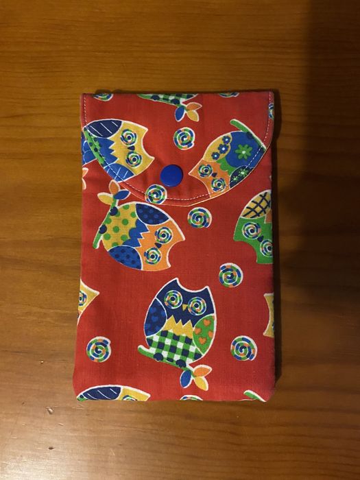 Estojo feito à mao com padrão de corujas/mochos