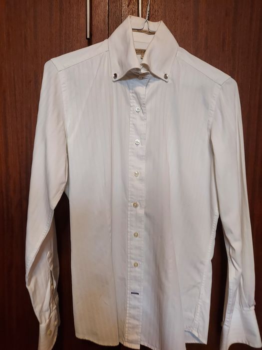 Camisa feminina da Sacoor branca com botões brilhantes