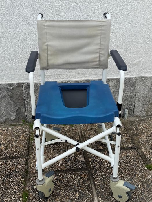 Cadeira Sanitária de Banho com Rodas – Máxima Mobilidade e Conforto