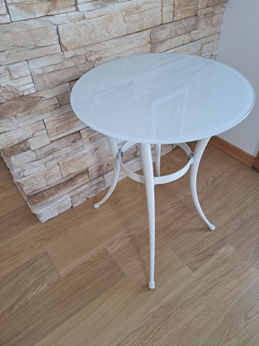 Mesa de apoio em ferro pintado branco e tampo em vidro