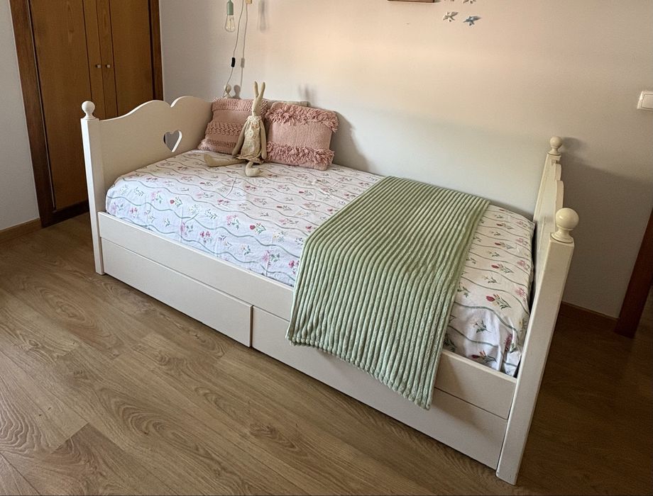 Cama solteiro, branco, madeira.