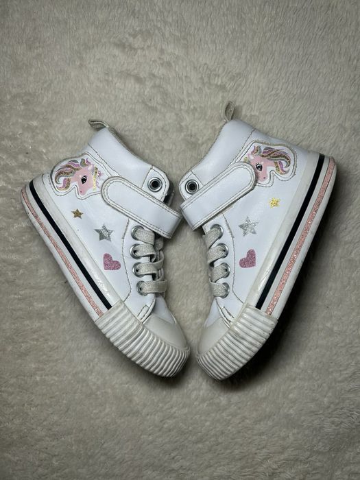 Взуття ( кросівки) для дівчаток