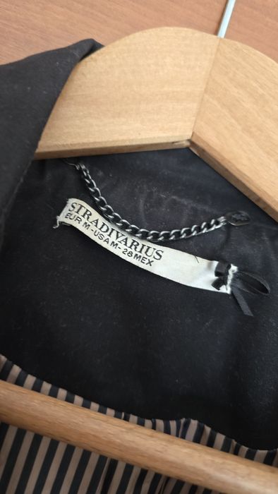 Trencz Stradivarius krótki czarny płaszcz