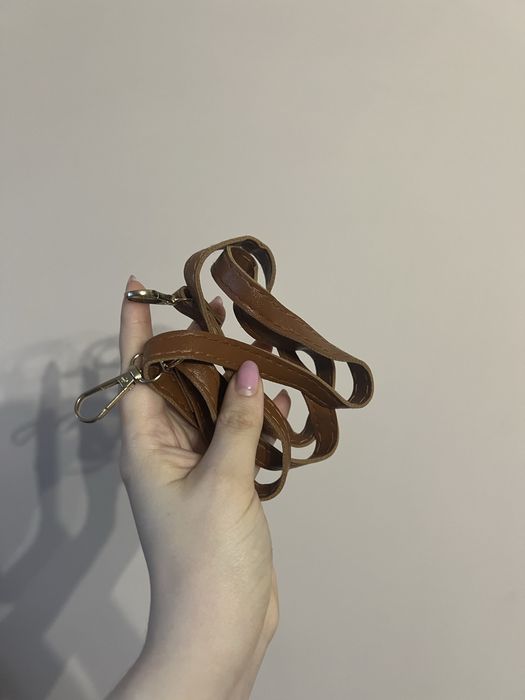 Плетена сумка з коричневим клапаном та довгим ремінцем