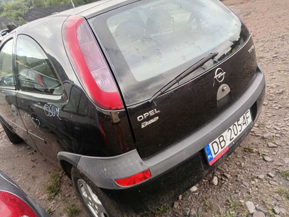 Opel Corsa C 1,0  maska czarna, części transport FV dostawa