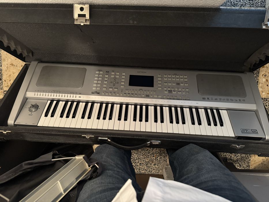 Ketron SD5 + caixa rigida