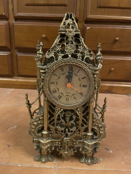 Relógio de Mesa / Lareira Vintage Estilo Gótico em Bronze/Latão – Mecanismo Quartz
