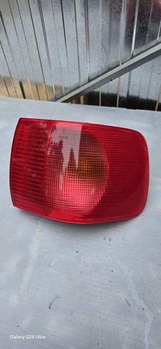 Lampa Prawa Tył Tylne W Błotniku Audi 80 B4 Sedan