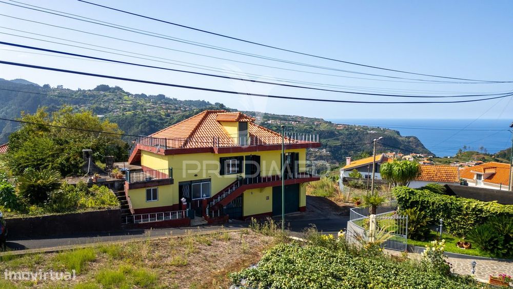 Moradia T3 com sótão, e terreno de 4.650 m² — Santana