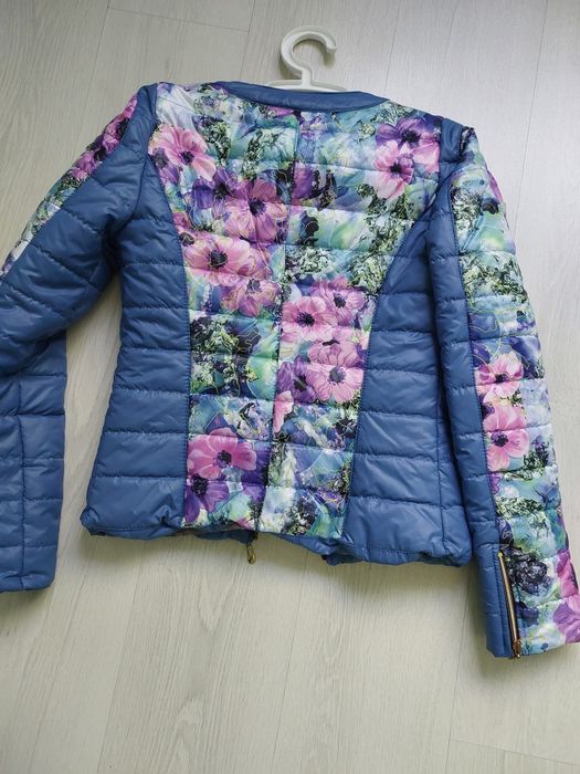 Жіноча куртка (осінь - весна)