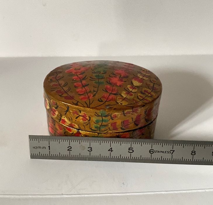 Pequena e linda caixa antiga.