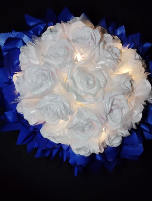 Букет с белых роз которые светятся