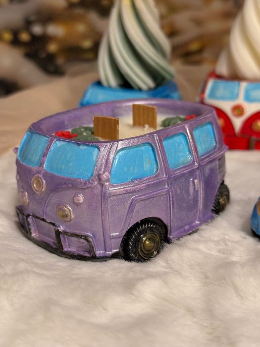 Świeca dekoracyjna w gipsowym autobusie z choinką