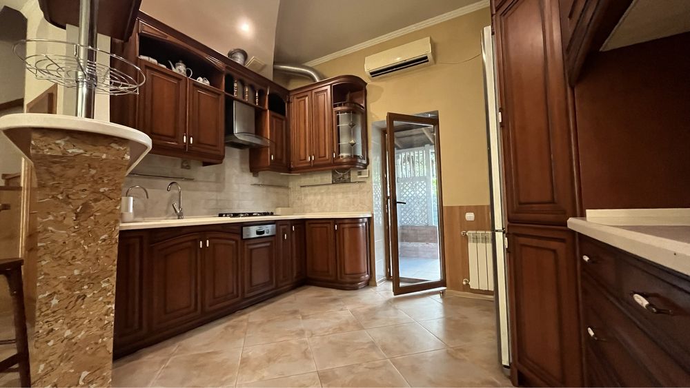 Будинок на березі річки