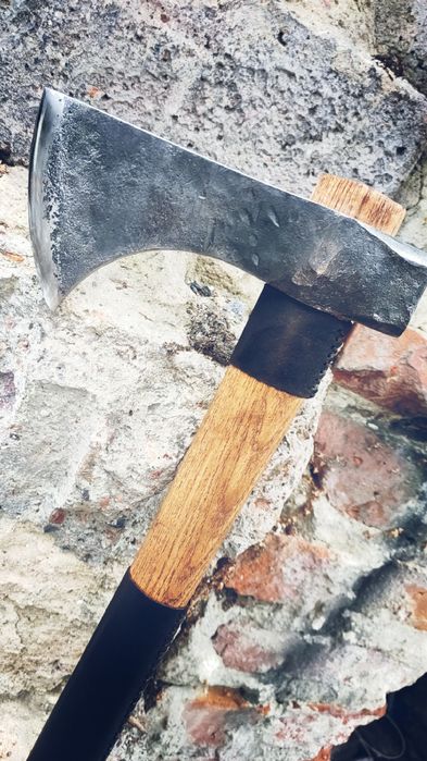 Tomahawk survivalowy kuty