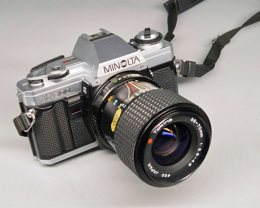 Aparat analog MINOLTA X-300 Tokina obiektyw Sigma zoom lampa Metz