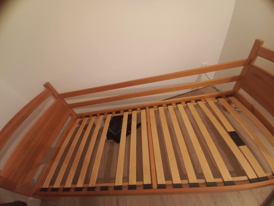Łóżko drewniane. Materace.