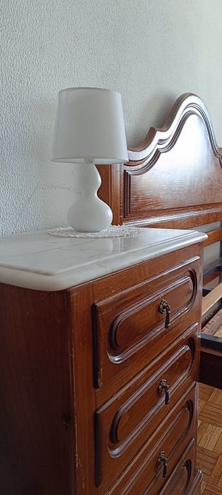 Quarto de Casal Completo em Madeira Maciça (Roupeiro, Cama, mesas de cabeceira e Cómoda)