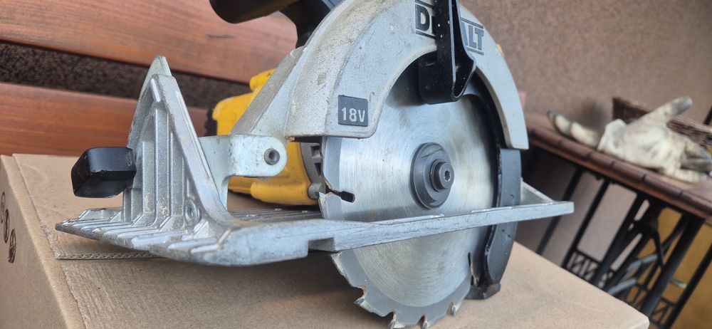 Pilarka Dewalt DCS391