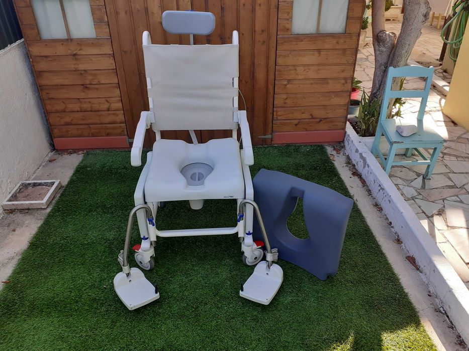 Cadeira de banho sanitária rodas  função de báscula e almofada AQUATEC