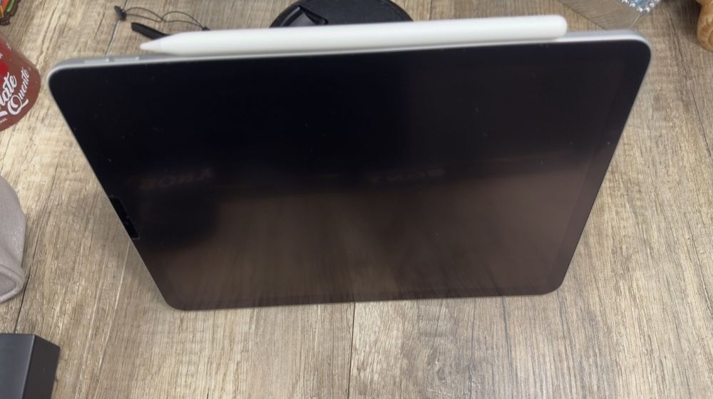 iPad Air 5ª geração .  64gb + capa  original, com suporte para a apple pencil (caneta incluída)

- Dispositivo praticamente nov