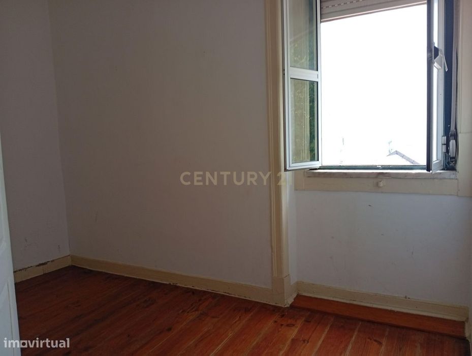 Apartamento para remodelação total situado na zona oriental (a 10m a p
