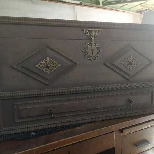 Arca antiga em bom estado