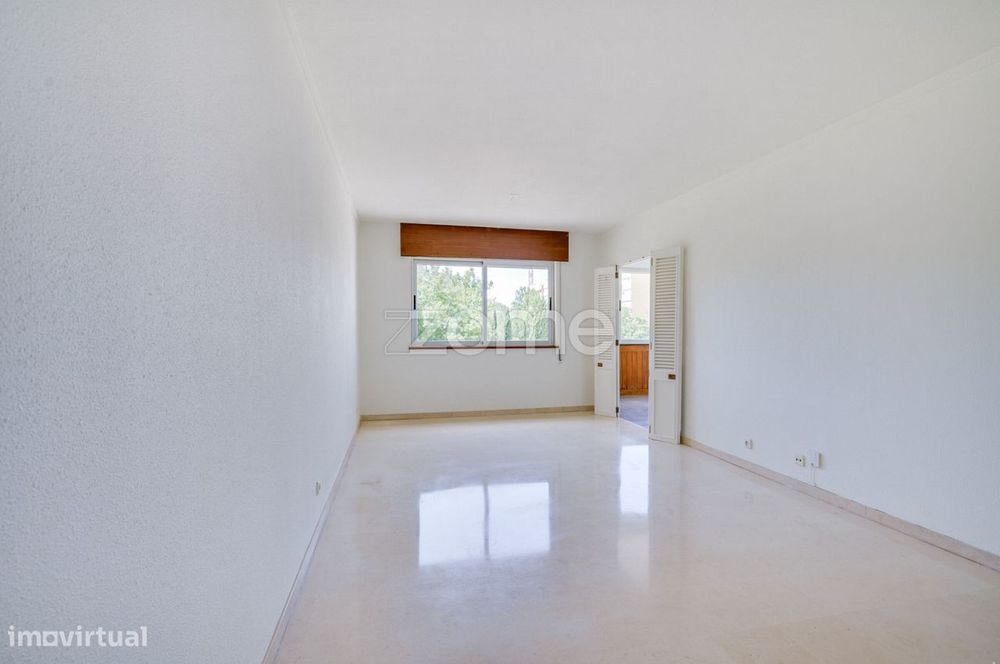 Apartamento T2 com Garagem para Arrendamento - Metro do Campo Grande
