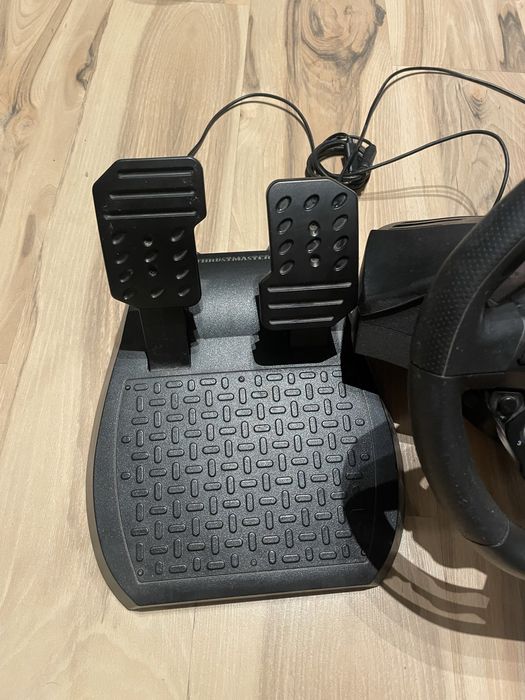 Kierownica Thrustmaster T80 Ferrari 488 z pedałami, PC i Xbox