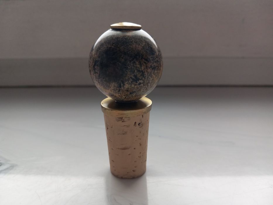 Korek,zatyczka do butelki z marmurową gałką.