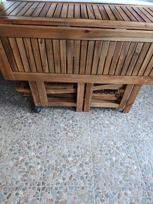 Mesa em madeira e 4 cadeiras