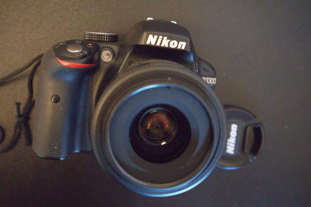 Nikon D3300 c/ lente 18-55mm f/3.5-5.6 + lente 35mm f/1.8 + acessórios
