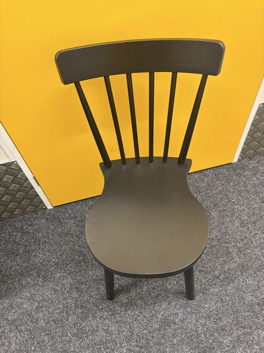 Cadeira de madeira do IKEA