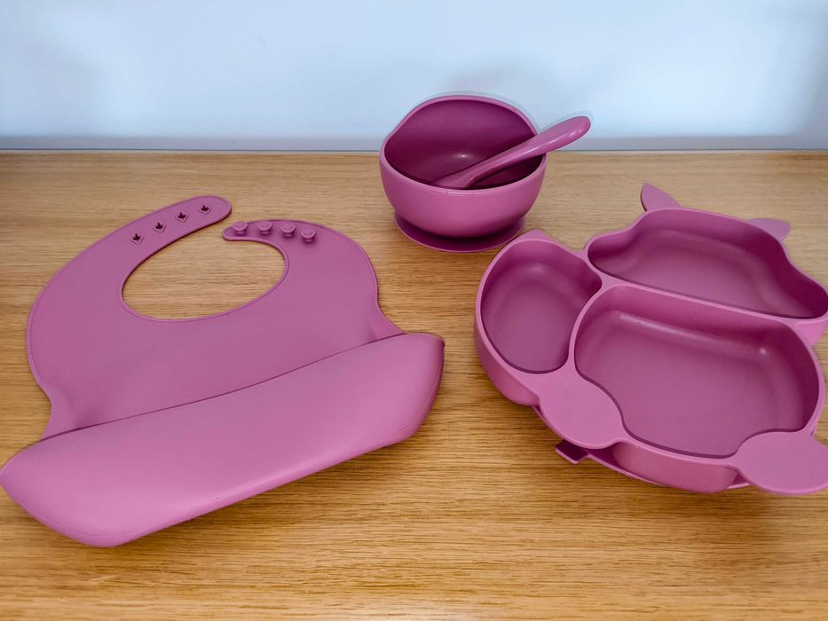 Conjunto de Refeição em Silicone para Bebé (Prato com Ventosa + Tigela + Colher + Babete)