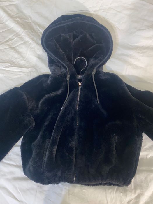 czarna futrzana kurtka